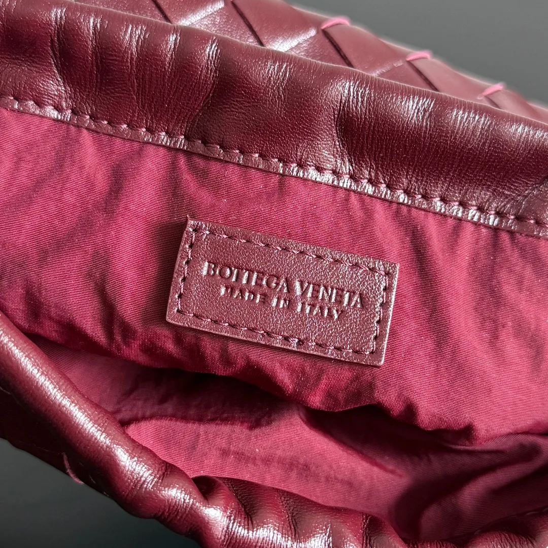 Batch 1400 BOTTEGA VENETA DUSTBAG mini size is officially launched📣📣. It still continues the classic weaving process. The lazy and casual feeling presented by the drawstring pockets is not too suitable for summer. The small back body is light and convenient. It is enough to carry lipstick and tissues when going out every day. It is not easy to make mistakes with any clothes. The shoulder strap has a buckle and pull-out design, which can be adjusted to unlock multiple carrying methods. Style number: 816987 Size: 21*16.6*1cm
